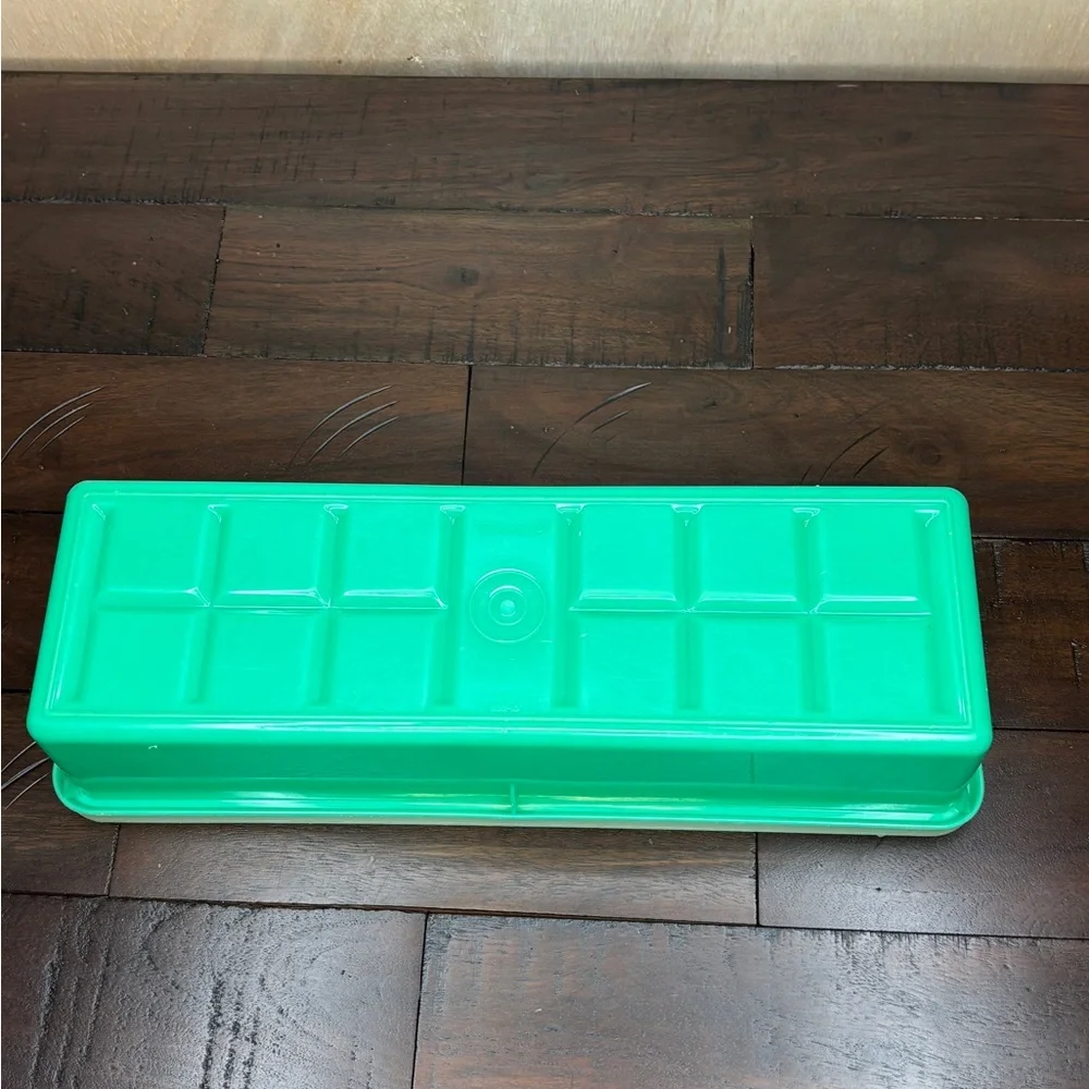 Tupperware Celery‎ Keeper Vintage Jadeite Green with lid that seals - no insert